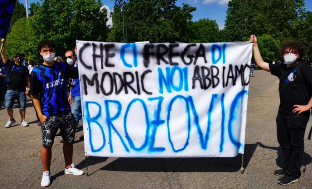 Tifosi Inter striscione Brozovic