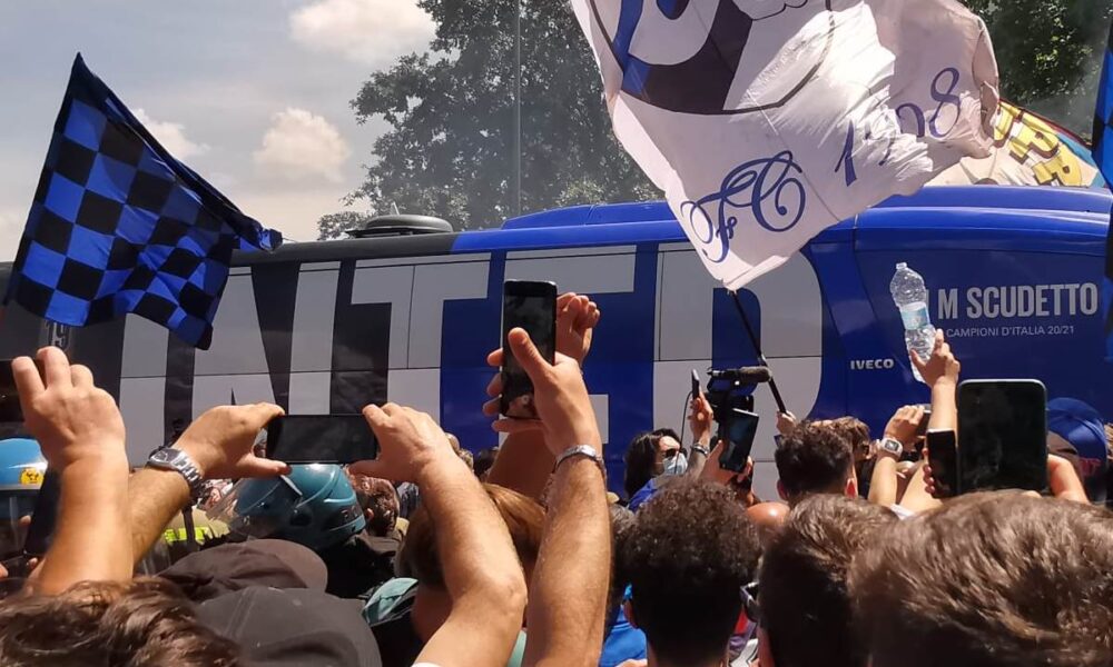 Inter Pullman Bloccato A San Siro Entusiasmo Incontenibile Dei Tifosi