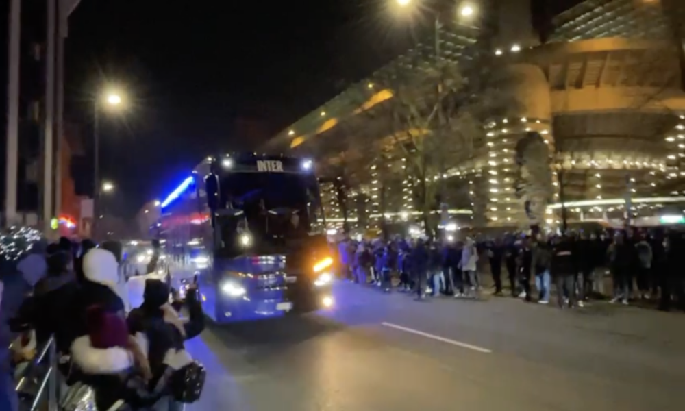 Inter Cagliari Il Pullman Dei Nerazzurri Arrivato A San Siro Video