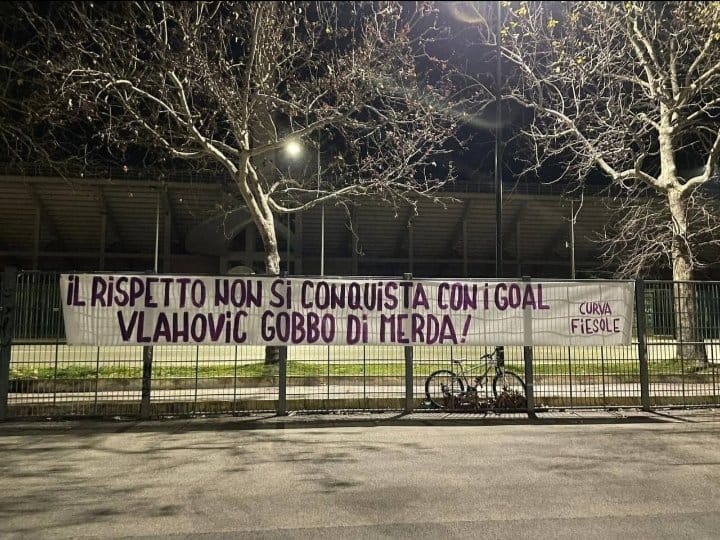 Striscione Fiorentina tifosi Vlahovic