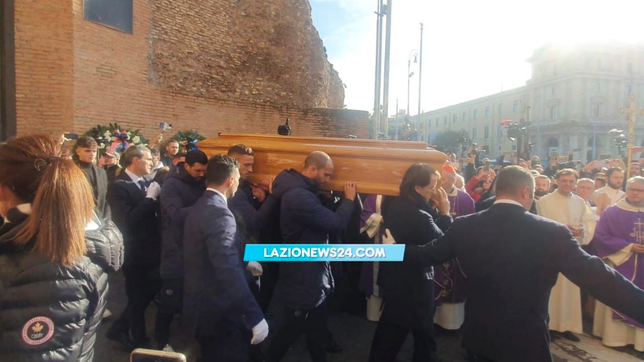 Funerali Mihajlovic, Stankovic E Mancini Portano La Bara Di Sinisa ...