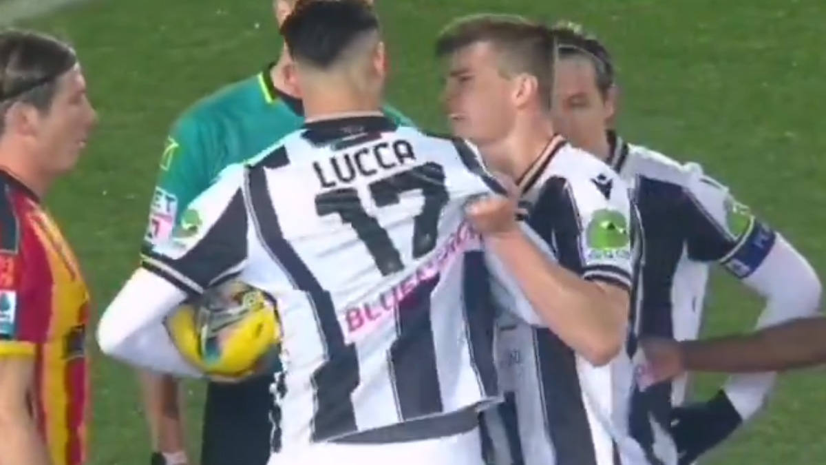 Lecce Udinese, incredibile al Via del Mare: Lucca litiga con i propri compagni per calciare il rigore, segna e viene sostituito! – VIDEO